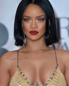 Maquillage Yeux Cut Crease, Red Lips Makeup Look, Looks Rihanna, Rihanna Looks, Celebrity Makeup Looks, Prom Makeup Looks, Red Lip Makeup, Ab Workouts