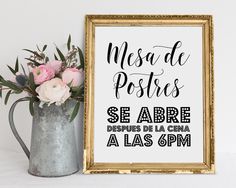 a sign that is sitting next to a vase with flowers in it and the words mes de postes se arre despuis de la cina las 6pm