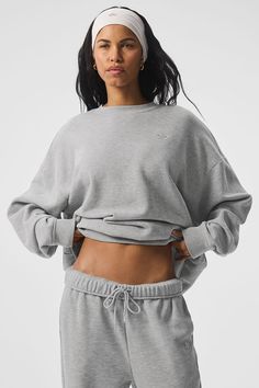 This best seller is cozy, comfortable, cute and done in classic neutrals and on-trend colors—each finished with a chrome Alo logo. It has a classic crewneck, ribbed cuffs and hem, and a laid-back dropped-shoulder fit. It’s made from midweight French terry that’s smooth on the outside and fleecy on the inside with the perfect drape. Pair with the Accolade sweatpants to make a matching set—and get one for your bestie, sibling, or partner, if you’re into that. Find your fit and see all the ways to Gray Sweatpants Outfit, Hoodie Outfits, Matching Sweats, Outfit Hoodie, Sweatpants Outfit, Grey Sweatpants, Style Hoodie, Hoodie Outfit, Back Women