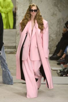 Mode Rose, Monochrome Fashion, Pink Suit, Woman Suit Fashion, Fashion Aesthetics, Fashion Show Collection, Suit Fashion, Fashion Updates