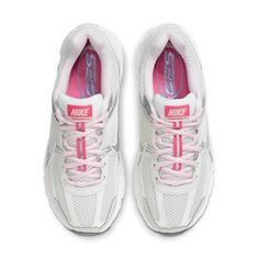 The Nike Zoom Vomero 5 '520 Pack White Pink' is a stylish sneaker designed for active adults. It features an open mesh base and a leather covering, highlighted by signature plastic side panels and a heel stabilizer. The Zoom Air cushioning and the '520' branding on the midsole and heel make the design even more impressive. This sneaker is perfect for running, walking, and other activities. It is inspired by the classic Vomero series and is sure to become a must-have for any sneaker enthusiast. Best Shoes For Women, Air Zoom Vomero 5, Nike Zoom Vomero 5, Zoom Vomero 5, Vomero 5, Trendy Shoes Sneakers, Pretty Shoes Sneakers, College Fits, Outfits Dress