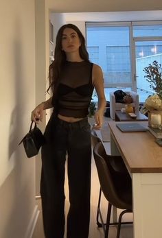 Bar Fit Women, Clubbing Outfit Inspiration, Feminine Going Out Outfit, Going Out Outfits London, Cozy Bar Outfit, Shear Tops Outfit, Night Look Outfits Party, Bar Outfits Aesthetic, Outfit Inspo Clubbing