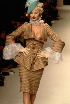 Eva Herzigova au défilé Vivienne Westwood automne-hiver 1995-1996 Fashion 60s, Eva Herzigova, 90s Runway Fashion, 90s Runway, Fashion 90s, 90's Fashion