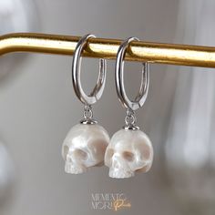 💀CUSTOM made to order Every single piece is hand-carved for the order. Please notice that every skull piece is unique and may have a slightly different shape 💀PEARLS: Genuine White Freshwater Pearls Ranging in size, from 10mm to 12mm. 💀Earrings Metal: 925 Sterling Silver 💀 𝕿𝖍𝖆𝖓𝖐 𝖞𝖔𝖚 𝖋𝖔𝖗 𝖘𝖍𝖔𝖕𝖕𝖎𝖓𝖌 𝖜𝖎𝖙𝖍 𝕸𝖊𝖒𝖊𝖓𝖙𝖔 𝕸𝖔𝖗𝖎 𝕻𝖊𝖆𝖗𝖑𝖘! White Skull-shaped Sterling Silver Jewelry, White Sterling Silver Skull Jewelry, White Sterling Silver Cartilage Earrings, Sterling Silver White Cartilage Earrings With Ear Wire, Silver Skull Earrings For Pierced Ears, Silver Skull Earrings With Ear Wire, Silver Skull Shaped Single Earring, Sterling Silver Skull Earrings For Gift, Handmade Sterling Silver Skull Earrings