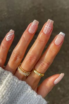 uñas navideñas elegantes y sencillas blancas con dibujos Unghie Nail Art, Milky Nails, Winter Nails Acrylic, Nagel Tips, Christmas Nails Easy, Christmas Gel Nails, Snowflake Nails, Christmas Nails Acrylic, Acrylic Nails Coffin Short