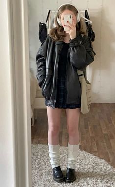 Retro , downtown , leather jacket , gilmore girls , outfits K Fashion Women, Downtown Girl Outfits Winter, Gloomy Day Outfits, Gilmore Girls Outfits, Best Winter Outfits, Downtown Girl, Girls Outfits