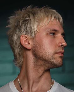 Modern Mullet Haircut, Short Mullet, Popular Mens Hairstyles, Monochrome Makeup Look, Textured Haircut, Mullet Haircut, Cool Mens Haircuts, Men's Hairstyles