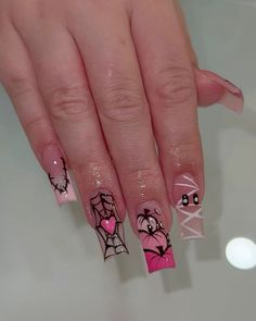 Halloween Aesthetic Nails Acrylic, Spooky Baddie Nails, October Acrylic Nail Designs, Halloween Acyrilics Nails, Draculaura Nails Ideas, Halloween Nails Baddie, Draculaura Inspired Nails, Cute Halloween Nails Acrylic, Pink Scream Nails