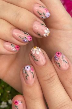 Flower Nails For Wedding, Heels 2023 Summer, Floral Nails Colorful, Wedding Nails Floral Design, Wildflower Acrylic Nails, Detailed Flower Nails, Wildflower Nails Acrylic, Short Nail Art Flower, Floral Nail Inspiration