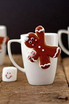 there is a coffee cup with a gingerbread cookie in it and the words, adorable gingerbread man mug huger cookies