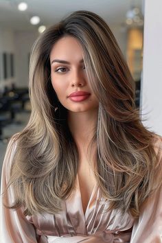 Woman with long, flipped straight hair featuring soft layers and subtle highlights Cortes De Cabello