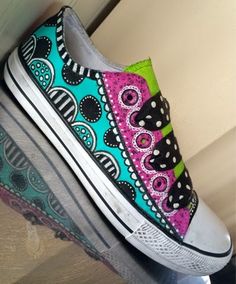 heARTistry: Painted Canvas Shoes Canvas Shoes Diy, Sharpie Shoes, Painted Shoes Diy, Shoe Makeover, Painted Canvas Shoes, Custom Painted Shoes, Custom Shoes Diy, Diy Sneakers, Painted Sneakers