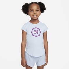 This colorful, Swooshtastic tee is sure to put some pep in your kiddo's step! It's made of cotton jersey, has a tagless crewneck for a comfy feel and the boxy cut creates a flattering, cropped look. Pair with the Nike Dri-FIT Prep in Your Step leggings for a coordinated style tailored for play. Blue Moisture-wicking T-shirt For Spring, Spring Blue Moisture-wicking T-shirt, Relaxed Fit Graphic Print T-shirt For Playwear, Relaxed Fit Short Sleeve T-shirt For Playwear, Blue Short Sleeve Activewear For Spring, Spring Sports T-shirt Pre-shrunk, Summer Athleisure T-shirt For Playwear, Playful Sports T-shirt For Summer, Blue Moisture-wicking Tops For Playwear