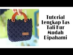 an image of a hand holding a purse with the words, tutor lenkap tas tail kur mudah dipanami