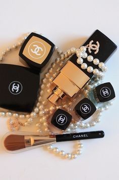 I love this photo, it makes me feel like wearing pearls and red lipstick and getting ready for something fabulous :) Chanel Cosmetics, Chanel Makeup, Classy And Fabulous, Coco Chanel, Dress Red, Lipsticks, Gossip Girl, Beauty Make Up