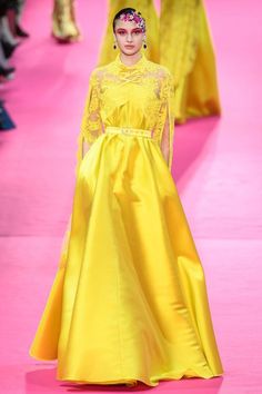 Alexis Mabille Spring 2019 Couture collection, runway looks, beauty, models, and reviews. Yellow Clothes, Vintage Couture, Couture Week, Vogue Fashion