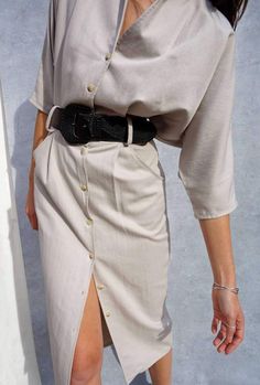 Oversized Beige Linen Shirt Dress. This stunning 80s shirt dress is the perfect example of a great piece of 80s minimalist design. I absolutely love the oversized kimono style bodice which has the coolest cowl neckline and stunning inverted pleats that run down the bodice and skirt to give this beautiful dress great shape! #vintagefashion #oversizeddress #daydresses #linendresses #80sdress #belteddress #workstyle #workoutfit #longsleevedress #beige #shirtdress #womensfashion #sustainablefashion Beige Linen Shirt, Modest Spring Dresses, Linen Sewing, Blue Spring Dresses, Oversized Shirt Outfit, Linen Outfits, Oversized Kimono, Capsule Wardrobe Outfits, Hawaiian Shirt Women