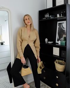 Cardigan outfit - Spring transitional outfit - Beige and other stories structured cardigan Charlotte Buttrick, Structured Cardigan, Black Pleated Trousers, Raffia Handbag, Autumn Maternity, Pregnant Photoshoot, Pregnant Outfit, Pregnancy Outfit, Maternity Street Style