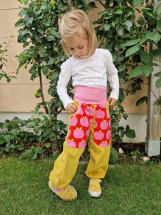 Bloomers made of wide corduroy in mustard yellow with large pockets, great pants made of soft, robust wide corduroy fabric, comfortable to wear, with cuffs in pink, to put on and take off quickly or to pull over, a real eye-catcher for all kids who like something special Size on the picture 110 product details wide cord 100% cotton Cuffs pink 95% cotton, 5% spandex Pockets, 95% cotton, 5% elastane Bygraziela apple Oeko-Tex® certificate according to Standard 100