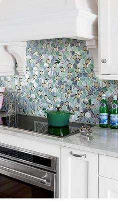 Experience contemporary elegance with our green glass metal tile, featuring a hexagon shape and geometric appeal. Green Kitchen Backsplash, Hexagon Backsplash, Metal Mosaic, Metal Mosaic Tiles, Backsplash Designs, Metal Tile, Backsplash Tile, Kitchen Tiles Backsplash, Green Kitchen