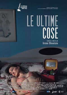 a woman laying in bed with an open suitcase on top of her head and the caption'le ultime cose '