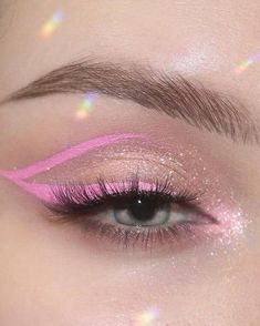 How To Make Graphic Liner With Eyeshadow, Eye Makeup With Pink Eyeliner, Make Up With Color Eyeliner, Eyeliner Styles With Color, Cute Graphic Eyeliner Looks, Eyeliner Styles Festival, Pink Neon Eyeliner, Pink Eyeliner Aesthetic, Makeup With Colorful Eyeliner