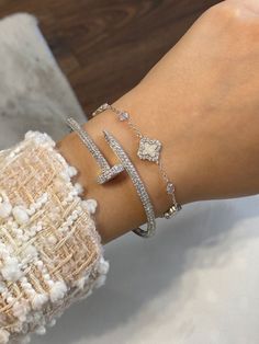 Designer Bracelet Stack Silver, Silver Cartier Bracelet, Designer Bracelet Stack, Classy Jewelry Silver, Silver Van Cleef, Bracelets Clover, Bracelet Clover, Bracelets Tennis, Bracelets Stack