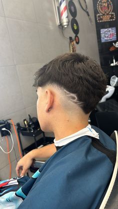 low fade em V com freestyle Low Drop Fade With Design, Mid Fade Em V, Mid Fade En V, Low Fade Em V, Drop Fade, Fade Cut, Mid Fade, Low Fade, Corte De Cabelo Masculino