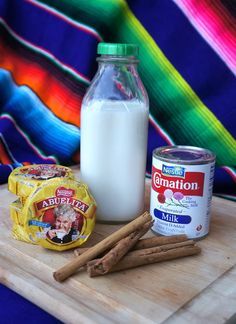 the ingredients to make an apple cinnamon smoothie are displayed on a wooden cutting board