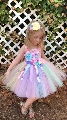 Nuestro unicornio encantado el vestido es perfecto para los más pequeños la fiesta de cumpleaños, disfraces de Halloween, sesión fotográfica, etcetera! Cuenta con un diseño de longitud de la rodilla o el té con raso y flores de tela. Esta es la versión más corta de nuestro unicornio. Unicorn Tutu Dress, Pink Birthday Dress, Pink Flower Girl Dress, Flower Tutu, Unicorn Birthday Outfit, Pink Flower Girl, Pink Tutu Dress, Diy Tutu, Pink Flower Girl Dresses