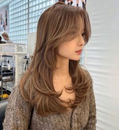 Butterfly Haircut Front And Back, Butterfly Haircut From The Back, Korean Butterfly Haircut, Airy Haircut, Korean Layered Haircut, Butterfly Haircut With Curtain Bangs, Korean Haircut Long, Airy Bangs, Popular Hair Colors