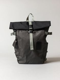 A go-to solution for serious sojourns, the Rolltop Backpack from Harvest Label boasts the kind of versatile design backpackers dream of. Its main compartment can greatly expand to accommodate long-term treks abroad, or it can be folded down into a more compact configuration for weekend trips out of town. Two compressio Work Lifestyle, Sustainable Backpack, Rolltop Backpack, Military Backpack, Outdoor Backpacks, Dry Bag, Vintage Military, Gunmetal Grey, One Bag