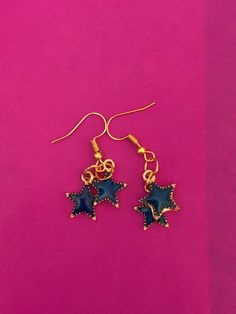 2-star set of earrings, with gold plated hooks and enamel charms. Blue Star Charm Drop Earrings, Blue Star Charm Earrings For Gift, Blue Star Charm Earrings As Gift, Blue Star Earrings With Star Charm, Blue Drop Earrings With Star Charm, Blue Star Charm Dangle Earrings, Blue Dangle Earrings With Star Charm, Gold Enamel Star Jewelry, Blue Drop Earrings With Dangling Charms