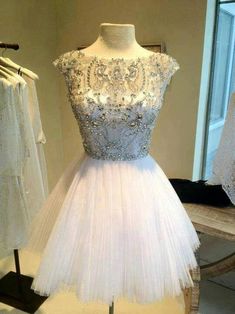 Vestido Branco curto com Pedras no Corpete que eu adorei! Veja essa e outros Vestidos de 15 Anos aqui. White Ball Gowns, White Homecoming Dresses, فستان سهرة, Beauty Dress, Short Prom, Tulle Prom Dress