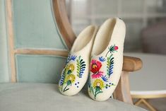 Top Rated Art Kyrgyz Felt Slippers Flowers 100% Merino Wool Handmade Comfy US 5-14.5, Womens Shoes Felt Slippers, Wool Accessories, Handmade Slippers, Wool Art, Felted Slippers, Wool Handmade, Wash Bags, Womens Slippers, Moccasins