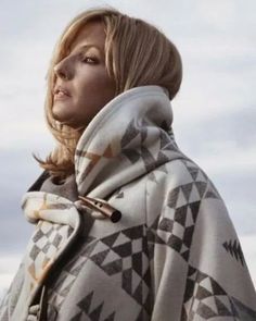 Kelly Reilly Yellowstone, Beth Dutton Style, Beth Dutton Yellowstone, Yellowstone Beth Dutton, Poncho Cloak, Yellowstone Beth, White Cloak, Kelly Reilly, White Poncho