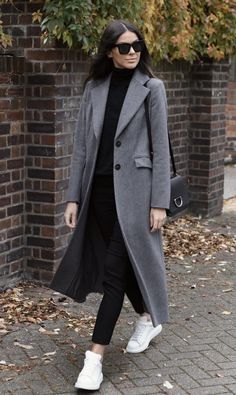 Winter Coat Outfits Casual, Grey Coat Outfit Winter, Julia Lundin, Grey Coat Outfit, Office Wear Women Work Outfits, Coat Outfit Casual, Winter Coat Outfits, Look Boho Chic, Nyc Outfits