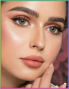 Smudged kohl eye look Simple smokey Beginner smokey eye #smokeyeyemakeup #smokeyeyes #smokeyeyetutorial #smokeyeyeshadow #kohlsmokey #beginnersmokeyeye #smudgedsmokeyeye #easysmokeyeye #simplesmokeyeye #smokeyeyemakeupstepbystep #kohlpencileye #kohlsmokeylook #smokeymakeup Hooded Eyeliner, Natural Eyeshadow Looks, Best Drugstore Concealer, Eye Makeup Application, Makeup Starter Kit, Natural Eyeshadow, Eye Looks, Hooded Eye Makeup, Lots Of Makeup