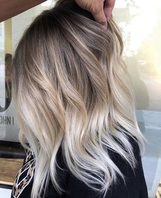 Blonde Highlights Short Hair, Short Hair Highlights, Warm Blonde, Blonde Hair Inspiration, Brunette To Blonde, Hair Inspiration Color, Beautiful Long Hair, Ash Blonde, Winter Hairstyles