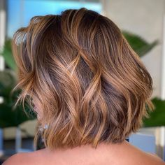 Short Hair Highlights, Honey Brown Hair, Hair Color Caramel, Short Brown Hair, Caramel Hair, Honey Hair, Short Hair Balayage, Penteado Cabelo Curto, Bob Haircut