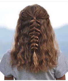 Teenage Hairstyles, Medium Curly, Medium Curly Hair Styles, Fishtail Braid, Fish Tail, Penteado Cabelo Curto, Girl Short Hair, Medium Hair Cuts, Hair Dos