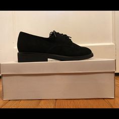 Nib Steve Madden Black Oxford Size 9.5. Round Toe, Suede Construction, Topstitch Detail And Lace-Up Closure. 1 Small Defect At Time Of Manufacturing See Pictures 5 And 6. Pet And Smoke Free Home. Casual Black Suede Oxfords, Trendy Black Lace-up Shoes For Work, Chic Black Lace-up Shoes With Round Toe, Chic Black Oxfords For Fall, Chic Black Oxfords For Workwear, Chic Black Oxfords For Business Casual, Black Oxfords, Steve Madden Shoes, Flat Shoes Women