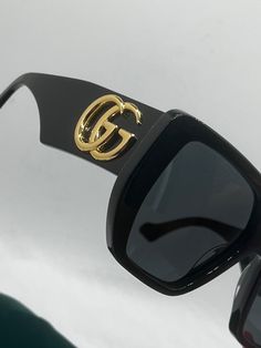 Gafas de sol Gucci GG0956S 003 nuevas.




 Gafas de sol cuadradas estilo ojo de gato con montura gruesa y gran tamaño en color negro.

 Brazos gruesos de gran tamaño con grandes logotipos dorados.

 Medidas 54-19-145mm.
 Lentes 100% UVA/UVB en Gris Oscuro (Negro).
 Viene con estuche Gucci, tela, bolsa de satén y tarjeta de autenticidad.
 100% autentico.
 Hecho en Italia.

 Precio de venta al público $505. Chic Gold Gucci Sunglasses, Trendy Gucci Square Frame Cat Eye Sunglasses, Trendy Gucci Cat Eye Square Frame Sunglasses, Trendy Gucci Shield Sunglasses, Thick Arms, Satin Pouch, Sunglasses Oversized, Oversized Sunglasses, Gold Logo