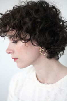 Very Short Curly Hair Women, Sleeping Woman, Tomboy Haircut, Shot Hair, Short Curly Hairstyles, Voluminous Curls, Short Hair Color