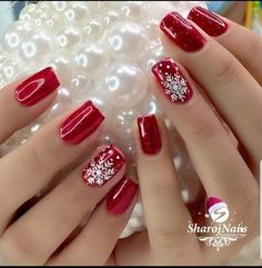 Discover easy and festive simple Christmas nail designs perfect for beginners, with tips for short nails and holiday parties. Christmas Nails 2022 Short, Holiday Nails 2022, Holiday Dip Nails, Red And White Nails, Manicure Nail Designs, Cute Christmas Nails, Christmas Nails Easy