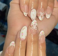 Nail Inspirations Simple, Short Pink Floral Nails, Spring Nail Aesthetic, Circle Nails Designs, Senior Pic Nail Ideas, Short Almond Flower Nails, Wedding Nails Aesthetic, Cute Nail Designs Charms, Different Hand Nails