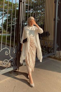 Outfit Kondangan Hijab, Kebaya Simple, Ootd Kondangan Hijab, Dress Muslim Modern, Kondangan Outfit, Batik Dress Modern, Fesyen Islam, Kebaya Modern Dress, Ootd Kondangan