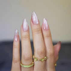 Clear Nails With Line Design, Nails Which Goes With Every Outfit, Light Nails With Design, Cat Eye Pastel Nails, Pale Pink Cat Eye Nails, Pink Magnetic Nail Polish, Magnet Effect Nails, Almond Nails Magnetic, Short Stilleto Nails Cat Eye