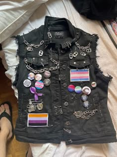 Punk Jacket Diy, Enby Outfits, Ropa Punk Rock, Trans Outfit, Punk Jeans, Patches And Pins, Alt Clothes