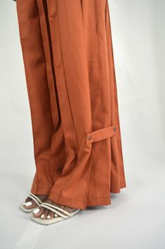 Made in France Product description : - High-waisted and pleated pants,- In cotton twill (orange) or denim (white) - 2 Italian pockets on the sides 2 straps at the ankles - Zippered fly and hook closure.Each piece is made by hand and in small series in our Parisian workshop in the 12th arrondissement, to meet our ecological commitments based on upcycling and slow fashion.Adopt Louise Marcaud's values, showing that today, it is important to consume differently. Wear award-winning designer pieces, Designer Pieces, Jeddah, Pleated Pants, Thing 1 Thing 2, Slow Fashion, Cotton Twill, Made In France, High Waisted, France